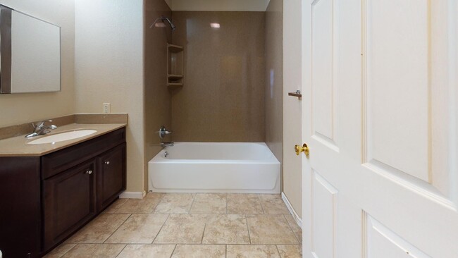 Building Photo - 5 bedrooms, 2.5 bathrooms House