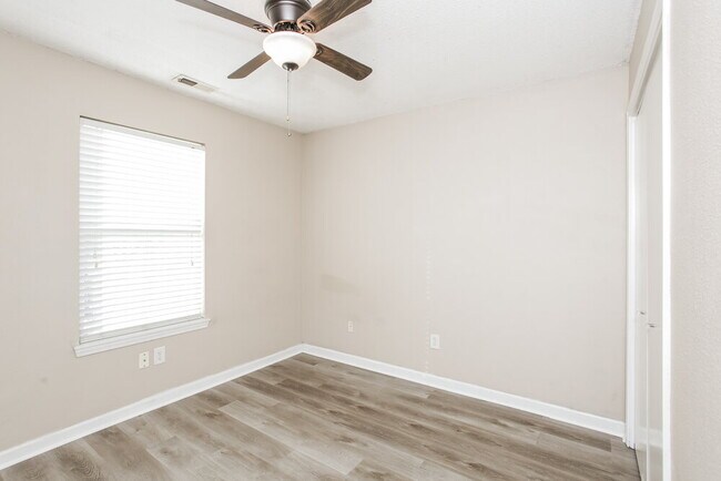 Building Photo - 7621 Blue Willow Dr