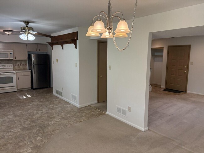 Building Photo - 167 Sunshine Dr