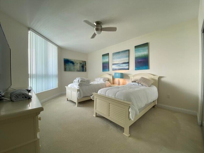 Building Photo - 2/2 Marina Grande Condominium