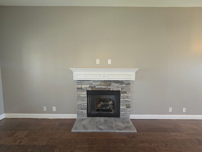Building Photo - Executive 3 Bed 2.5 Bath with Bonus Home