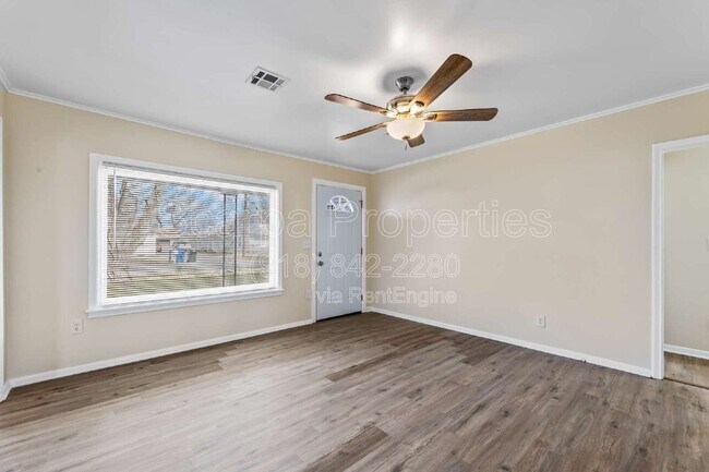 Building Photo - 921 W Midway St