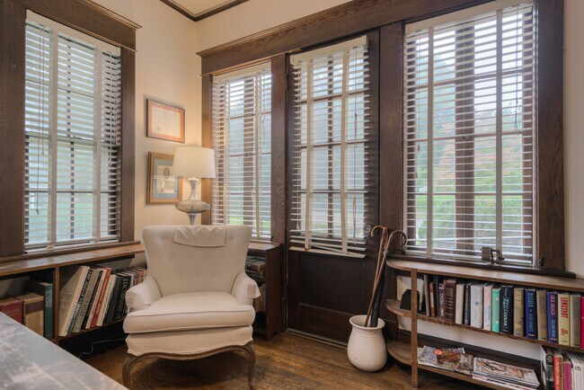 Building Photo - 207 Otey St