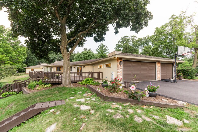 Building Photo - 208 Brookdale Ln