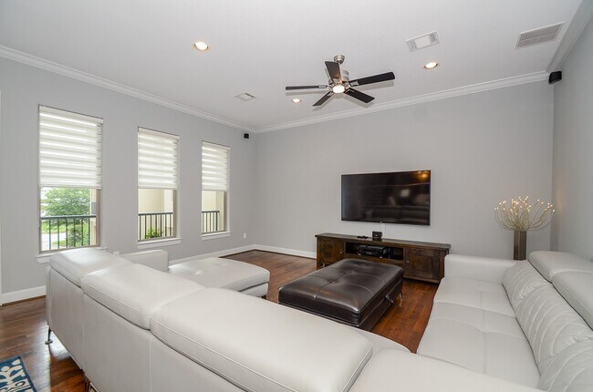 Building Photo - 2211 Hutchins St