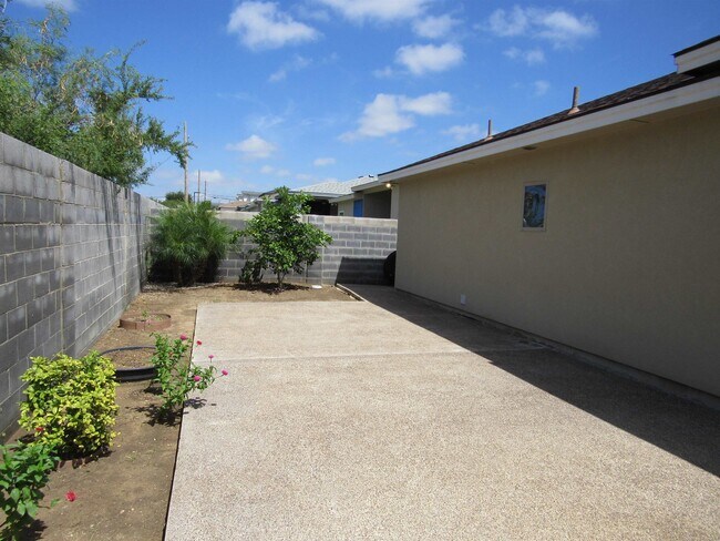 Building Photo - 2419 Messi St