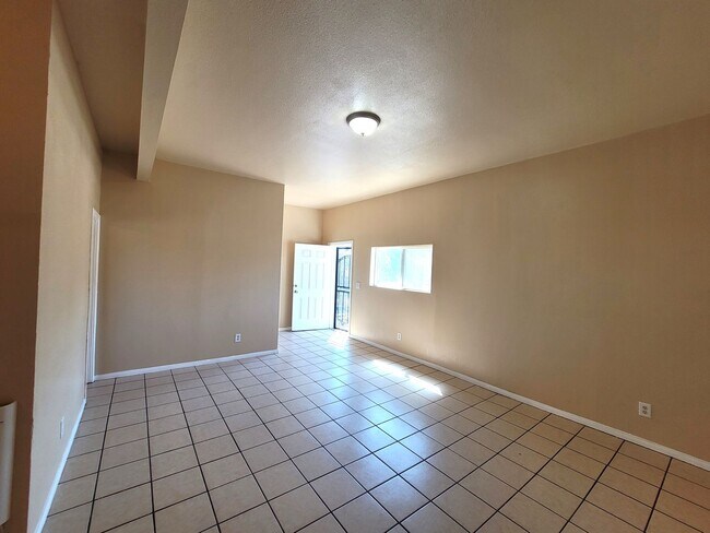 Building Photo - Large 4bd/2bth Unit in Logan Heights with ...