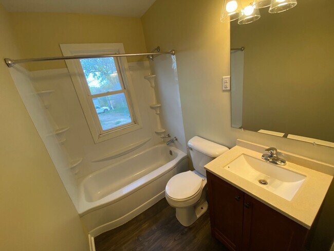 Building Photo - 2 Bedroom House- Beautiful Kitchen!!
