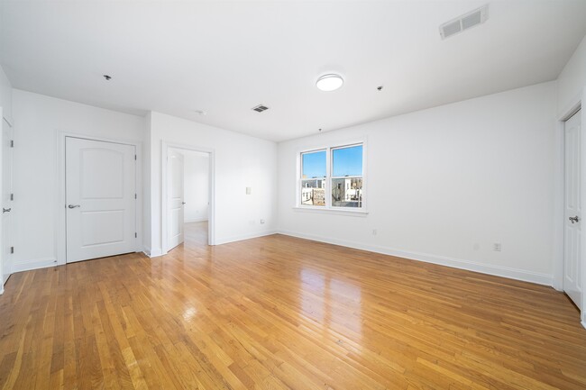 Building Photo - 528 47th St