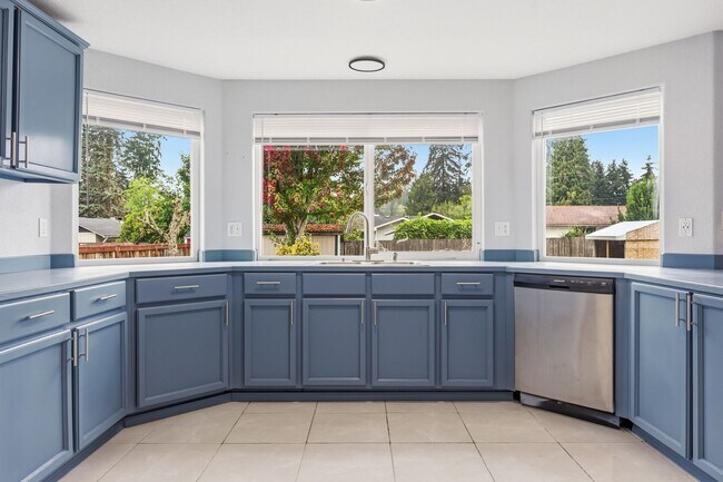 Building Photo - 6748 3rd Way SE