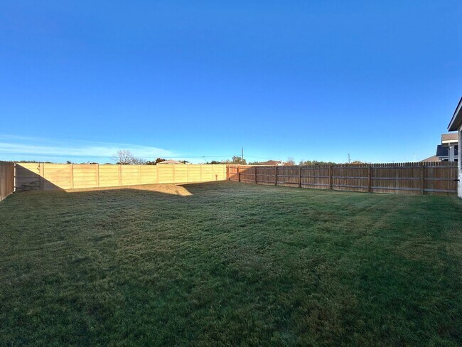 Building Photo - Stunning 4-Bed + Office Home in Lagos Community!