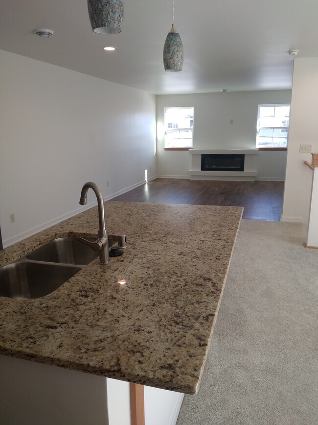 Building Photo - 2749 Hidden Dr