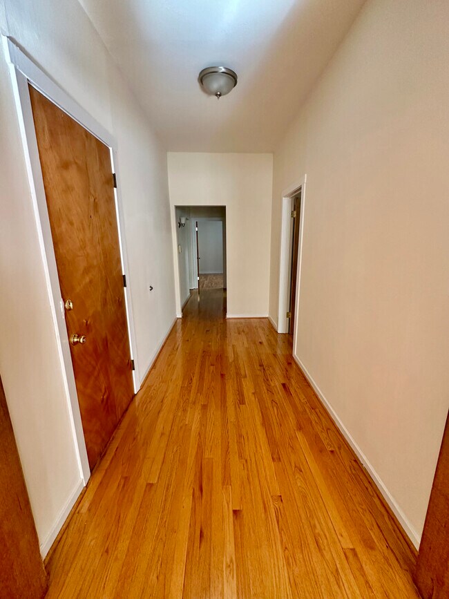 Building Photo - 1008 W Argyle St