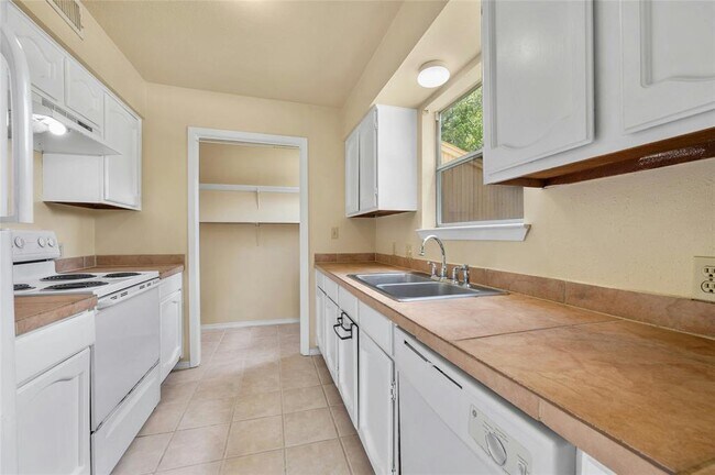 Building Photo - 2316 Montclaire St