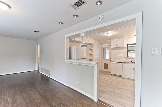 Building Photo - 515 Brookhurst Dr