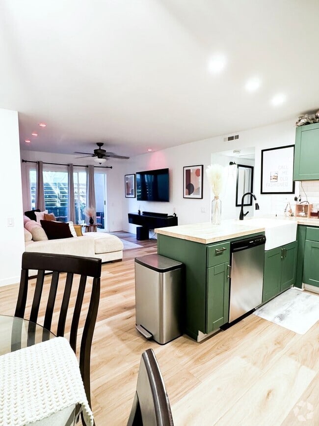 Building Photo - Charming Lake Forest Condo Ready for You! ...