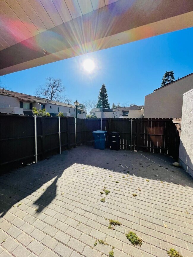 Building Photo - Renovated 3-bedroom townhouse in Todd Ranch with garage and spacious yard