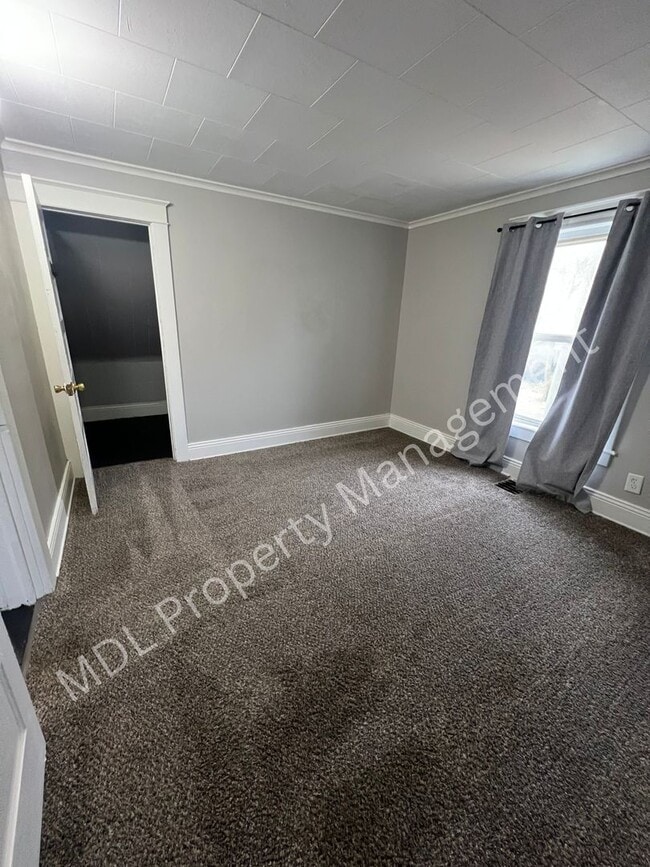 Building Photo - Spacious 5-Bedroom Home- This won't last long- Call NOW 989-895-1590