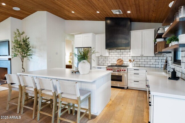 Building Photo - 3931 E Glenrosa Ave