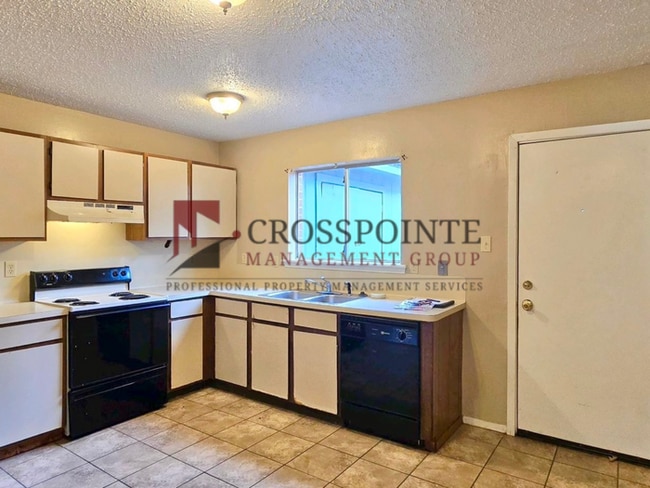 Building Photo - Tour Today! 2/1.5 Townhome in Longview