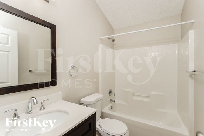 Building Photo - 2721 Stratford Pointe Dr