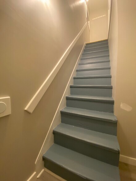 Building Photo - 107 E 10th St