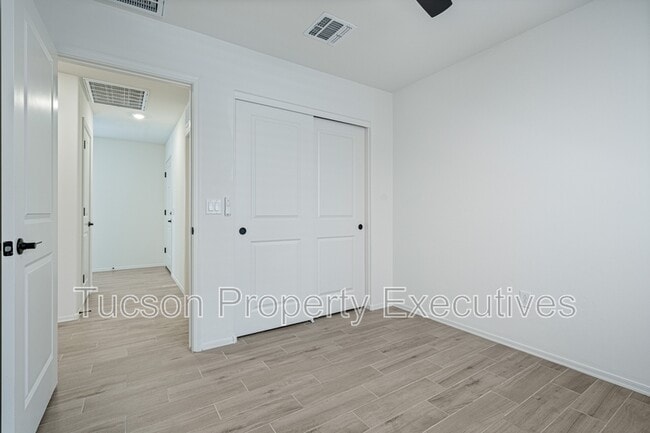 Building Photo - 10657 S Astraia Dr