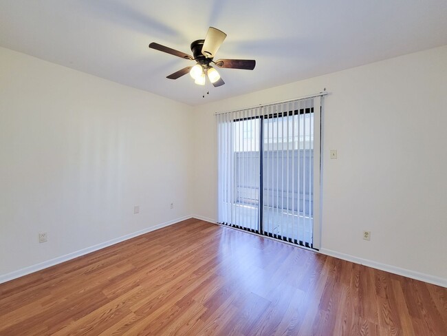 Building Photo - Two Bedroom Condo Near Med Center!
