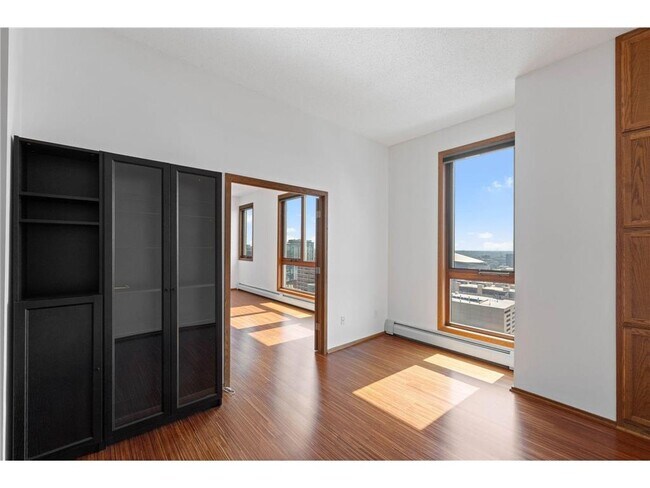 Building Photo - 433 S 7th St