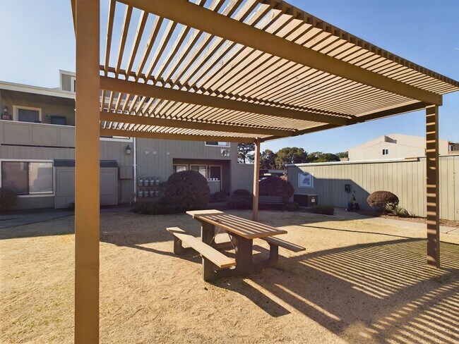 Building Photo - Remodeled 2-bedroom loft unit now available for rent!