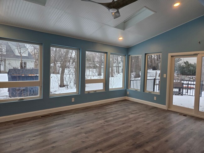 Building Photo - Deephaven 3 bedroom  3 bath house, near Lake Minnetonka