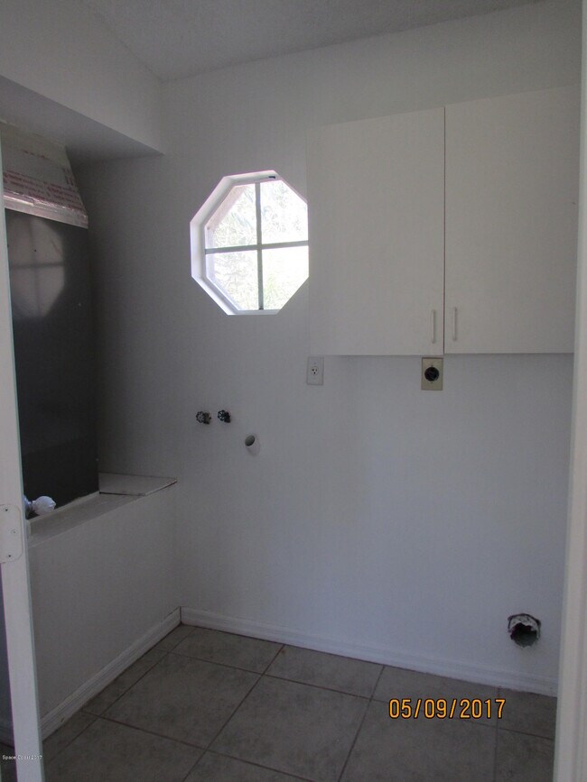 Building Photo - 407 Delmonico St NE