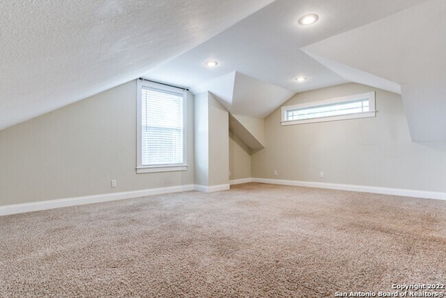 Building Photo - 4-BEDROOM IN ALAMO HEIGHTS