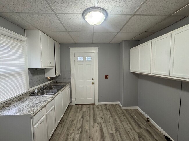 Building Photo - Charming 3-Bedroom Property in Prime Location