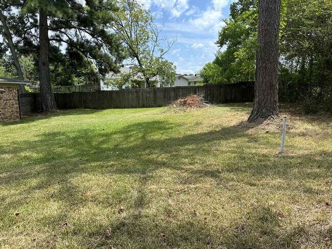 Building Photo - 107 Lake Dr
