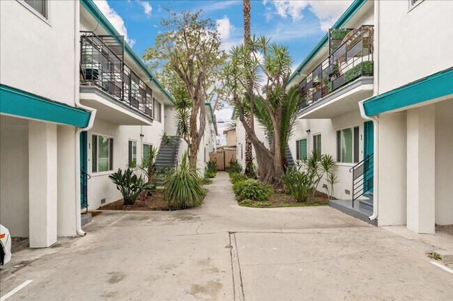 Building Photo - 1347 N Las Palmas Ave