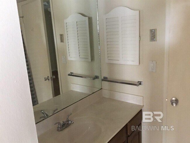 Building Photo - 2065 Sea Cliff Dr N