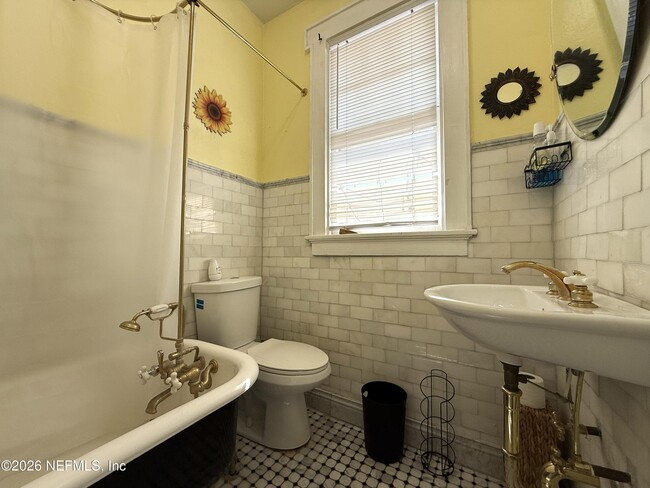 Building Photo - 148 W 6th St