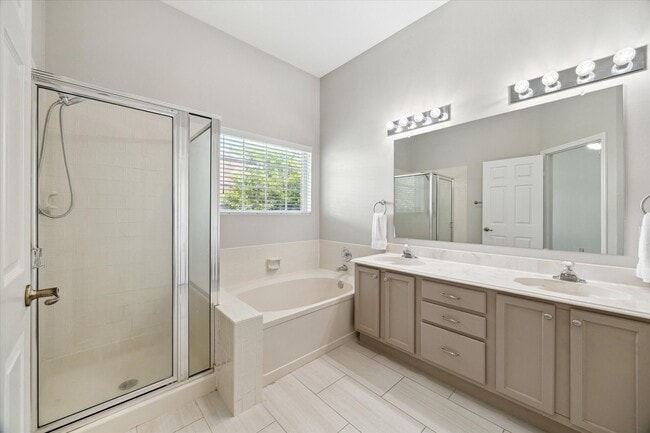 Building Photo - 15303 Laurel Knoll Cir