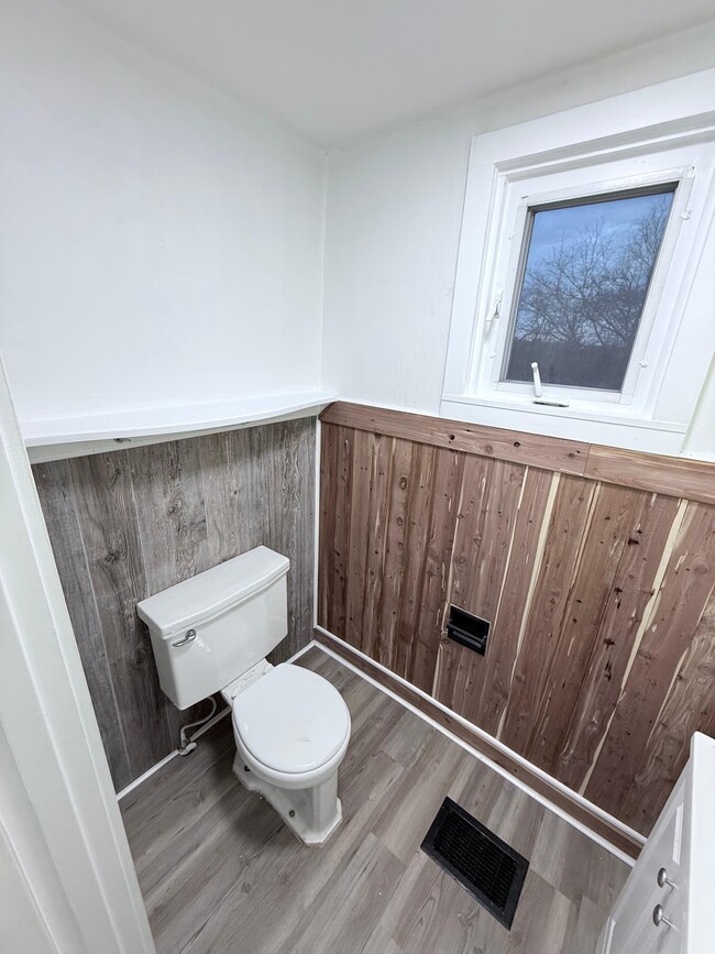 Building Photo - 537 McCully St