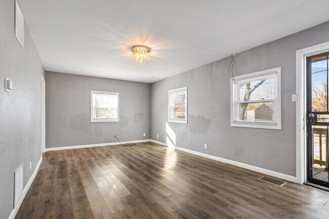 Building Photo - 3 Bedroom, 1 Bath with Garage