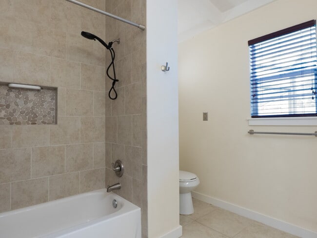 Building Photo - Spacious 5-Bed, 4-Bath Sarasota Home with ...