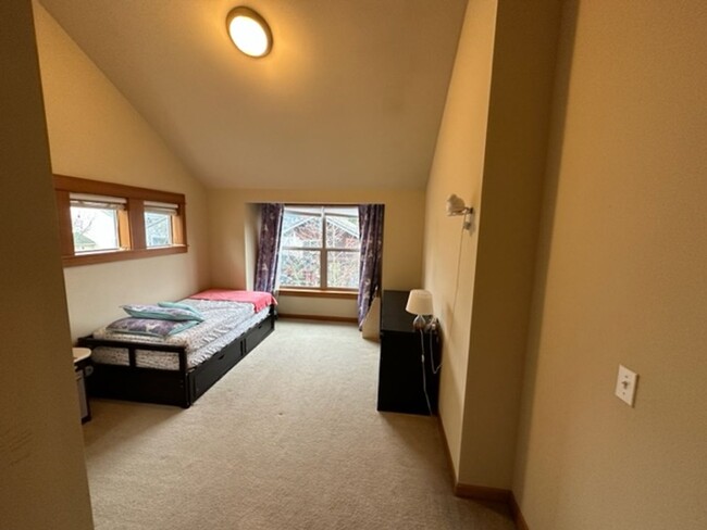Building Photo - Location Location Location! This huge 3bd ...