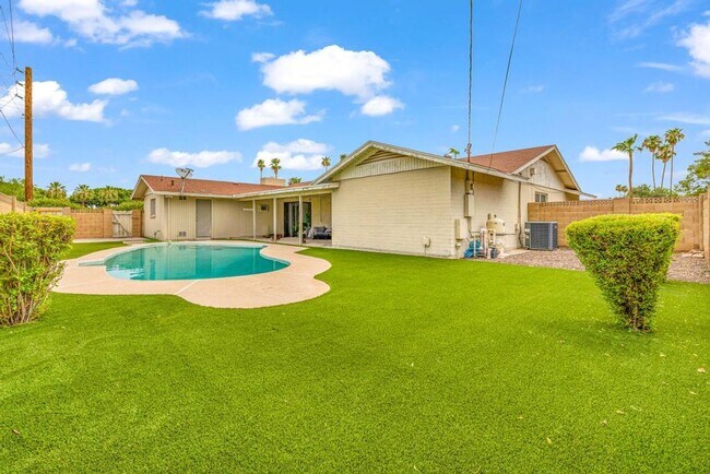 Building Photo - ASU 5 BEDROOM/ 2 BATH WITH POOL!!