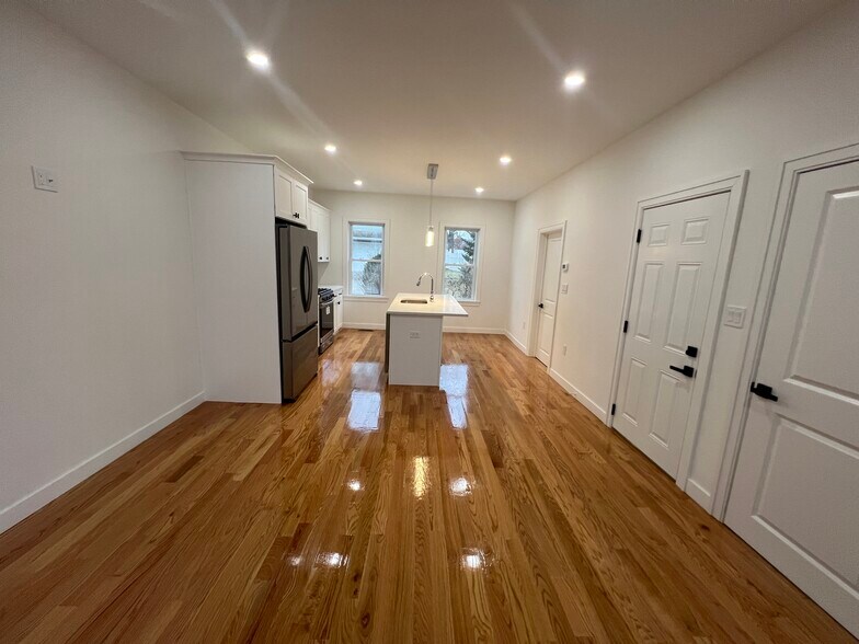 Building Photo - 82 Albertina St