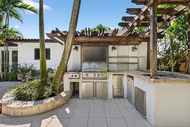 Building Photo - 465 NE 52nd St