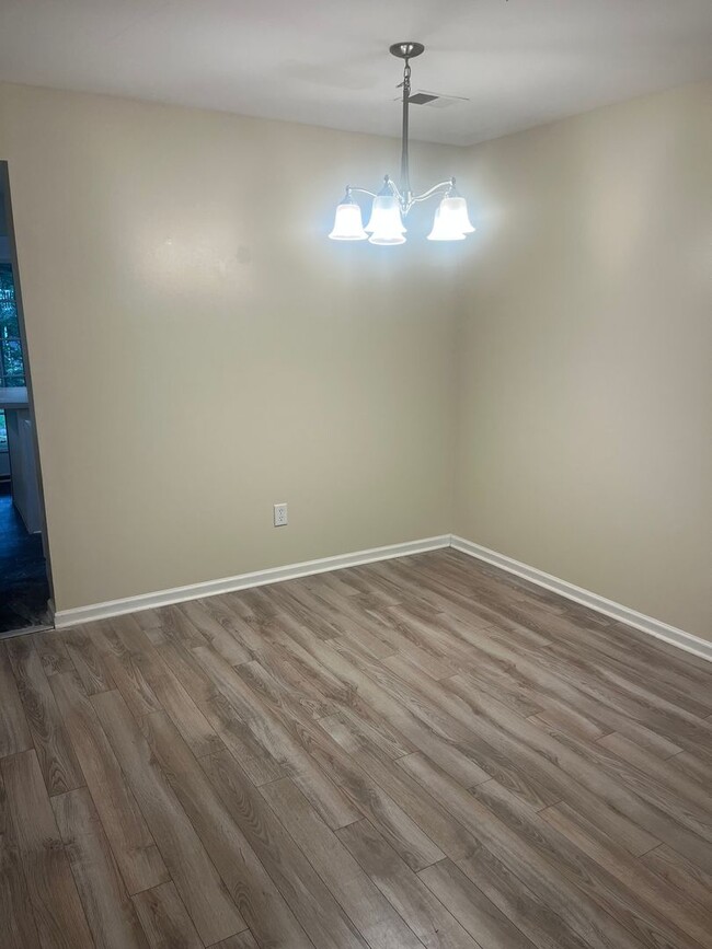 Building Photo - Available now. Grat 3BR/2.5 BA Townhome in Oak Bluff!