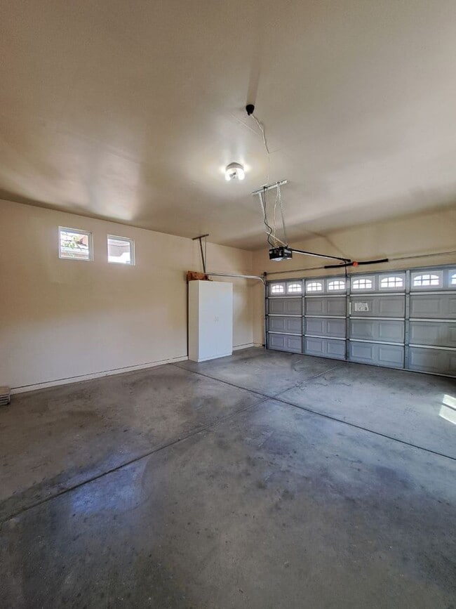 Building Photo - Charming 4 Bedroom House To Call Home!