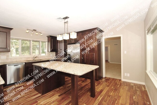 Building Photo - OVER 3000 SQ FT!!!  3 Bedroom, 2 Bath, 2 H...