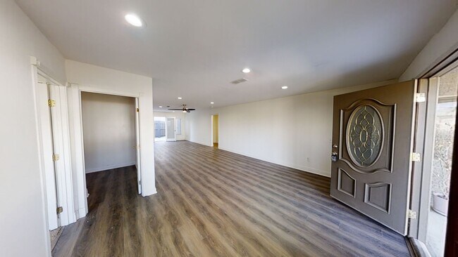 Building Photo - Remodeled! LARGE Living Room!